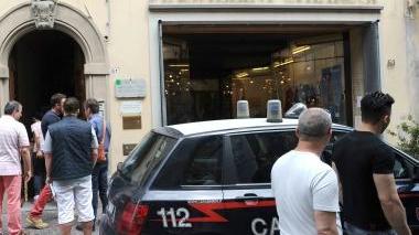 La pattuglia dei carabinieri intervenuta ai Magazzini Chiarugi nel centralissimo corso Matteotti dopo l’episodio nel negozio
