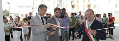 Mazzoni, Lorenzini e Ciolini al taglio del nastro delle nuove abitazioni di Fornacelle A lato i prossimi occupanti degli alloggi 