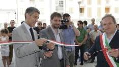 Mazzoni, Lorenzini e Ciolini al taglio del nastro delle nuove abitazioni di Fornacelle A lato i prossimi occupanti degli alloggi