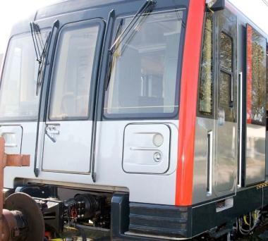 Un mezzo della metro milanese A destra lavoro nello stabilimento pistoiese