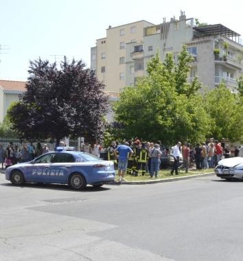 <b>VIA DELLA PACE. </b>folla dopo lincidente 