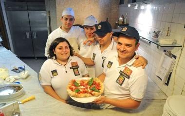 Lo staff del Veliero di via Vergiolesi a fianco la sala del ristorante  
