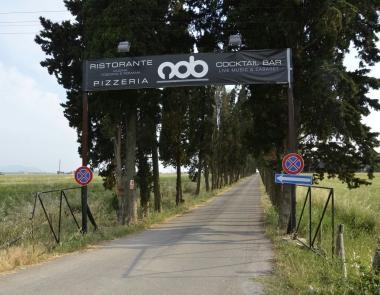 <b>SIGILLI.</b> Lingresso del Nob lungo la Castiglionese. Ieri i sigilli della polizia al piano terra del locale 