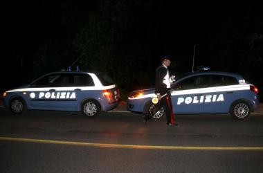 Due auto della polizia sul lungo della sparatoria 