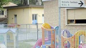 Ladro si nasconde nella casina usata dai bambini per giocare