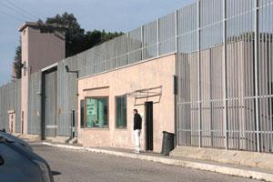Sughere, detenuto cerca di uccidere la guardia