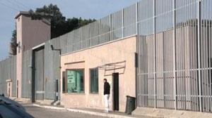 Sughere, detenuto cerca di uccidere la guardia