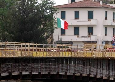 Il tricolore sul ponte tra Empoli e Sovigliana   