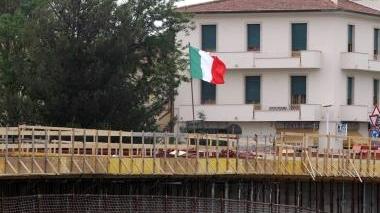 Il tricolore sul ponte tra Empoli e Sovigliana