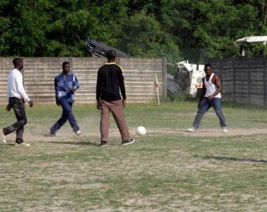 Migranti giocano a calcio in un centro di accoglienza lunigianese 