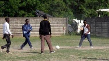 Migranti giocano a calcio in un centro di accoglienza lunigianese