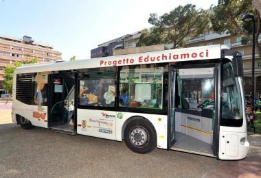 Il pullman in piazza della Costituzione destinato ai bambini con lo scopo di educarli al rispetto per lambiente 