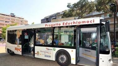 Il pullman in piazza della Costituzione destinato ai bambini con lo scopo di educarli al rispetto per l’ambiente