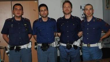 Quattro dei sei poliziotti che hanno arrestato il marocchino