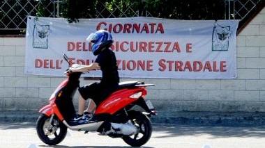 A sinistra e sopra due momenti delle prove di guida