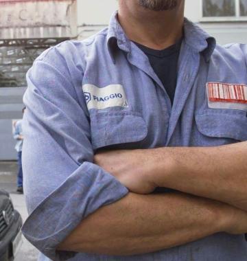 La protesta di un operaio Piaggio 