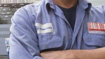 La protesta di un operaio Piaggio