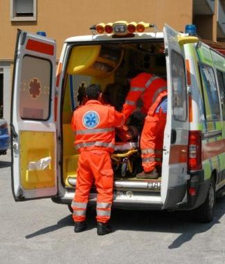 <b>SOCCORSI </b>con lauto ambulanza In alto a destra la bicicletta di Maria Luisa Polidori a terra dopo lo scontro 