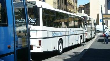 Sopra il titolo e in basso: bus turistici in attesa in piazza del Municipio