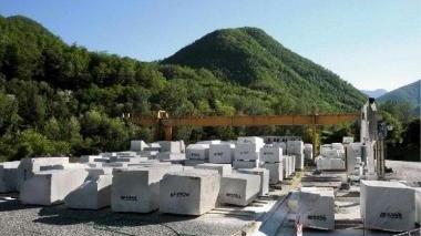 Un carroponte della coop Apuana di Vagli