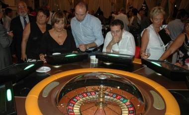 Giocatori alla roulette nel casin&ograve; di Bagni di Lucca 