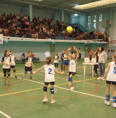 Bambine sotto rete 