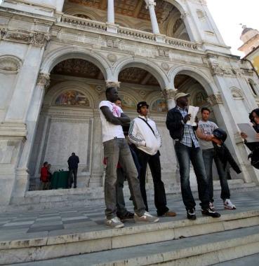 I migranti durante il presidio davanti alla cattedrale 