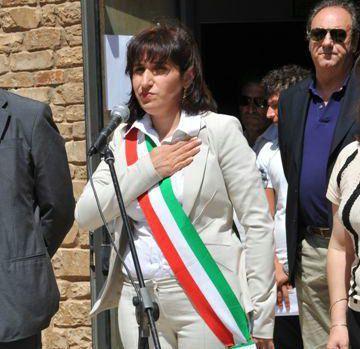 Paola Mancuso durante lesecuzione dellinno nazionale 
