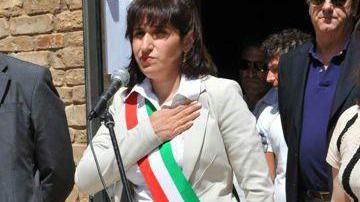 Paola Mancuso durante l’esecuzione dell’inno nazionale