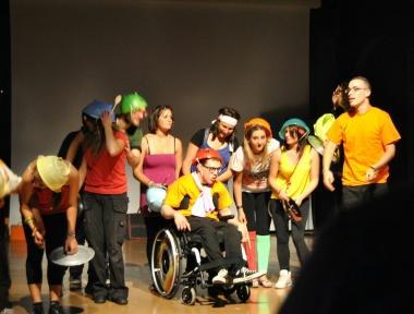 Studenti-attori in scena alla stazione Leopolda