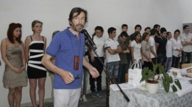 Il preside Serniotti con i ragazzi che hanno ricevuto la borsa di studio
