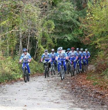 Una gara di mountain bike 
