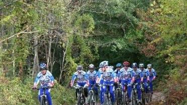 Una gara di mountain bike