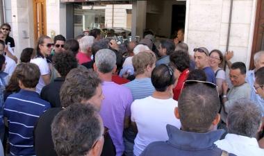 <b>ASSALTO.</b> Laffollamento di fronte alla sede del Cgc per il primo giorno di prevendita per garadue 