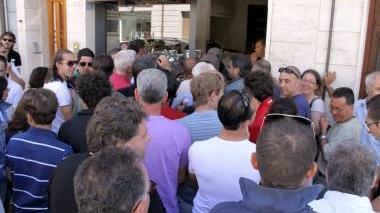 <b>ASSALTO.</b> L’affollamento di fronte alla sede del Cgc per il primo giorno di prevendita per garadue
