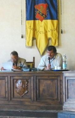 Il sindaco Ceccarelli (a destra) all’ultimo consiglio comunale