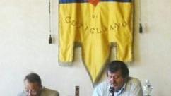 Il sindaco Ceccarelli (a destra) all’ultimo consiglio comunale