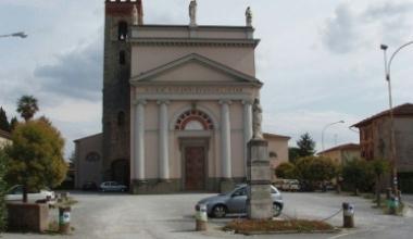 La piazza Matteoni a Marlia; in basso a sinistra il Mattaccio e a destra lex Supercinema  