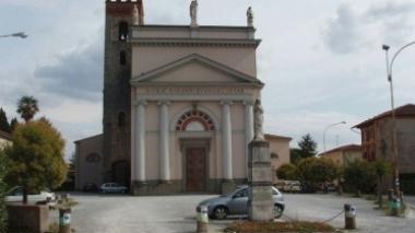 La piazza Matteoni a Marlia; in basso a sinistra il Mattaccio e a destra l’ex Supercinema
