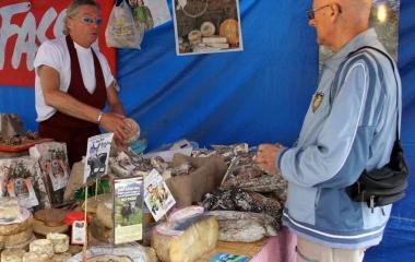 Il sindaco Paolo Grassi e in alto scorcio di Sapori 