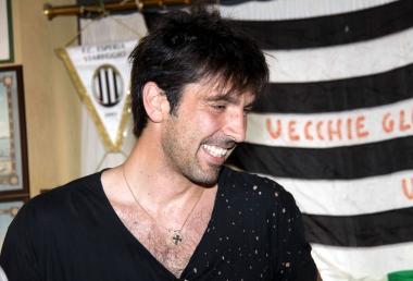 <b>OMAGGIO AL PORTIERONE.</b> Gigi Buffon al ristorante Da Giorgio firma autografi, riceve il premio Olivieri e brinda (sopra) Per il campione azzurro nozze in arrivo (Foto Paglianti) 