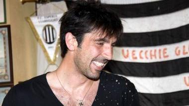<b>OMAGGIO AL PORTIERONE.</b> Gigi Buffon al ristorante Da Giorgio firma autografi, riceve il premio Olivieri e brinda (sopra) Per il campione azzurro nozze in arrivo (Foto Paglianti)