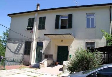 Ledificio di Tresana che ospita lalloggio popolare occupato dalla famiglia sfrattata a destra il sindaco Oriano Valenti           