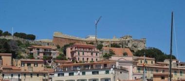 Il cantiere del Forte Falcone visto dalla calata di Portoferraio 