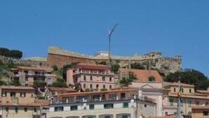 Il cantiere del Forte Falcone visto dalla calata di Portoferraio