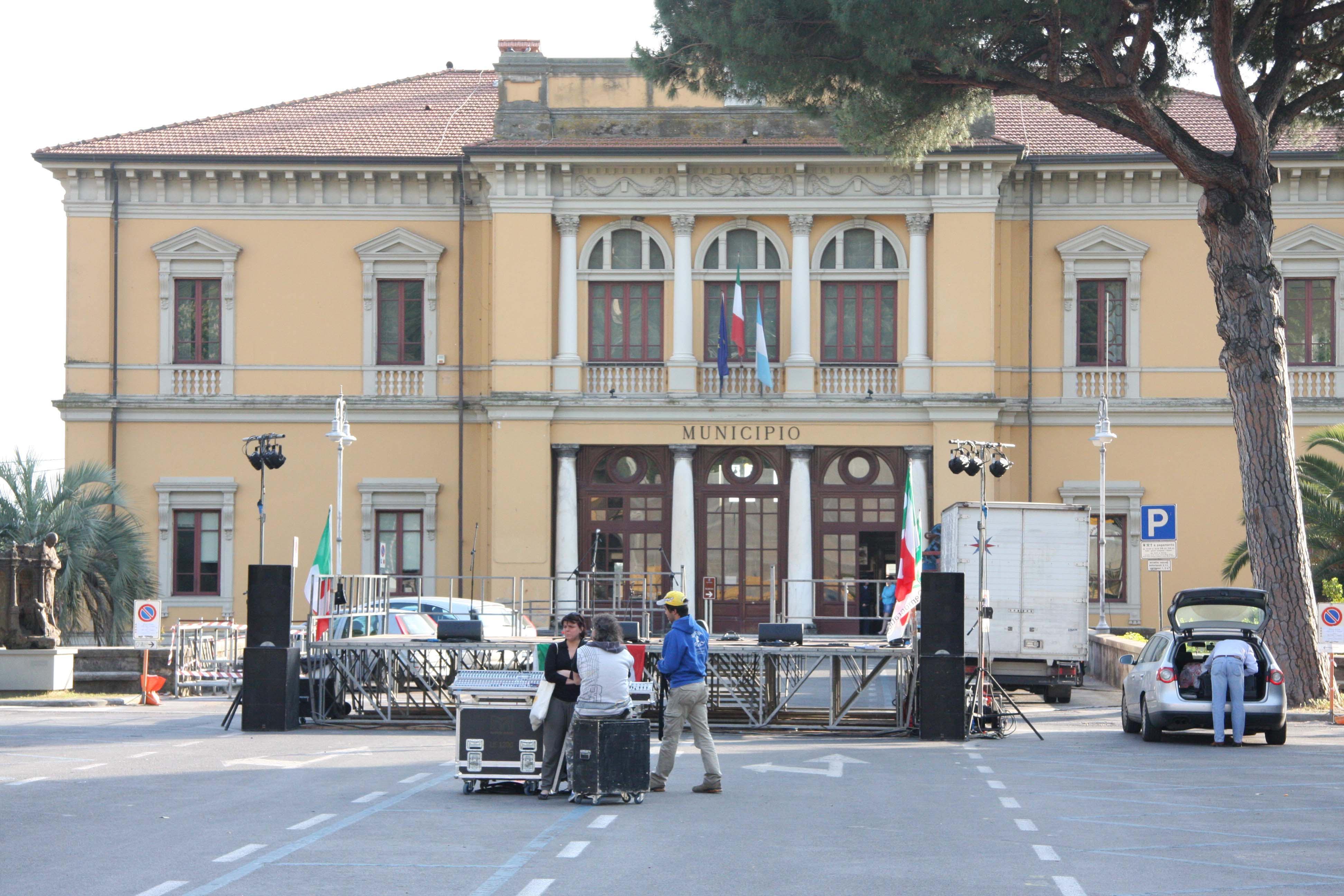 Il Comune assicura: «Via i pannelli dall'ex municipio»