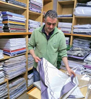 Andrea Sali con le sue stoffe. In alto, una dipendente dellazienda Nella foto piccola, un ritratto del nonno Tamar Sali 