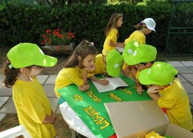 I bambini firmano il registro 