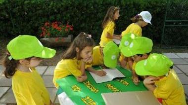 I bambini firmano il registro