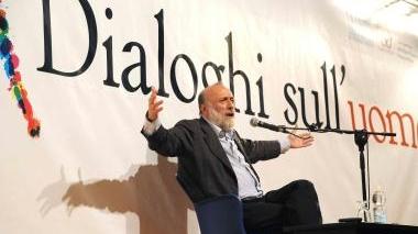 A destra Petrini parla davanti ad una grande folla